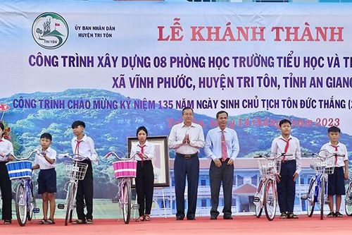 Những món quà dâng lên Bác Tôn