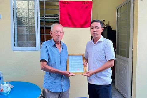Trao nhà Đại đoàn kết cho hộ cận nghèo ở phường Mỹ Hòa