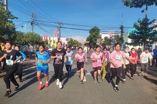 Hội thao nông dân huyện Phú Tân chào mừng 135 năm Ngày sinh Chủ tịch Tôn Đức Thắng và 55 năm thành lập huyện