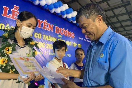 Gần 700 suất quà tuyên dương con đoàn viên của Công đoàn cơ sở Công ty TNHH An Giang Samho