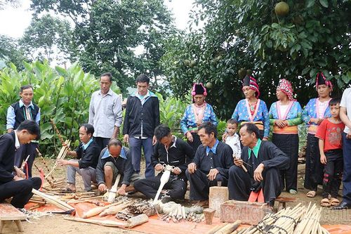 Mở lớp truyền dạy nghề chế tác khèn của dân tộc Mông