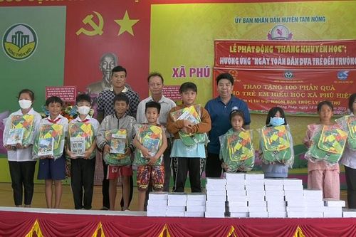 Tặng quà cho hộ nghèo và học sinh có hoàn cảnh khó khăn