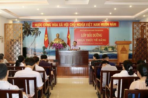 Ban Thường vụ Đảng ủy Khối doanh nghiệp tỉnh Khánh Hòa: Tổ chức lớp bồi dưỡng lý luận cho đối tượng kết nạp Đảng