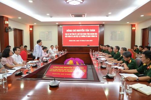 Chủ tịch UBND tỉnh Nguyễn Tấn Tuân làm việc với Trường Sĩ quan Thông tin