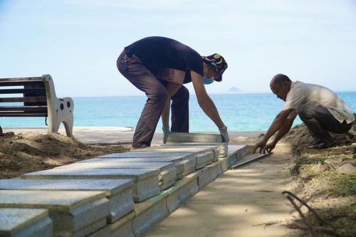Thi công đoạn đường bê tông từ rác thải nhựa ở công viên biển Nha Trang