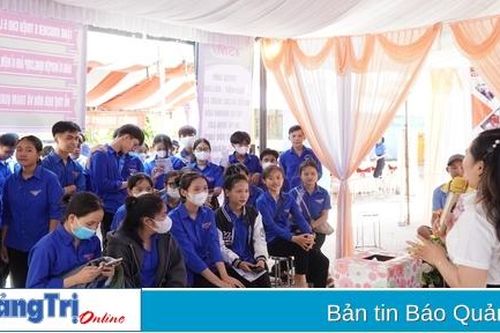 Gần 500 người lao động tham gia Chương trình giao lưu, đối thoại, tìm kiếm việc làm năm 2023