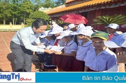Tặng 100 suất quà cho học sinh có hoàn cảnh khó khăn ở huyện Cam Lộ
