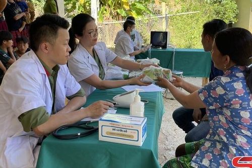 Thăm khám, cấp phát thuốc miễn phí cho nhân dân