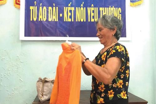 Yêu thương qua từng chiếc áo dài