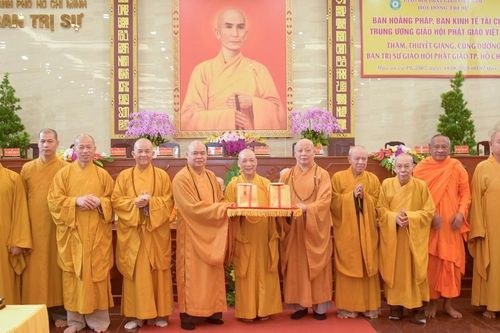 Ban Hoằng pháp T.Ư và Ban Kinh tế - Tài chính T.Ư thăm, cúng dường trường hạ tại TP.HCM