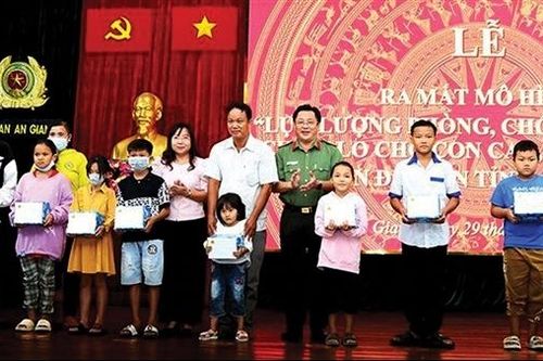 Ấm áp tình người phía sau song sắt