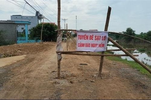 Người dân hoang mang vì đê sông Càn tiếp tục sạt lở nghiêm trọng