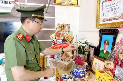 Công an tỉnh Bến Tre tặng quà gia đình cán bộ hy sinh, bị thương trong vụ gây rối tại Đắk Lắk
