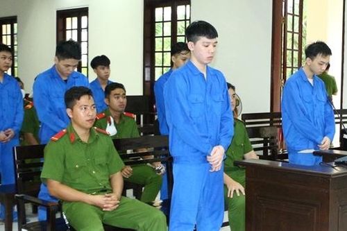 Chém người trong quán nhậu, nhóm thanh niên lãnh 62 năm tù