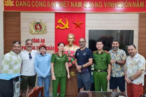 Nhanh chóng tìm, trao trả tài sản bị mất cho du khách nước ngoài