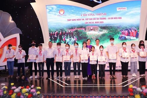 Thái Nguyên: Trao 810 triệu đồng học bổng tặng học sinh có hoàn cảnh khó khăn nhân dịp năm học mới