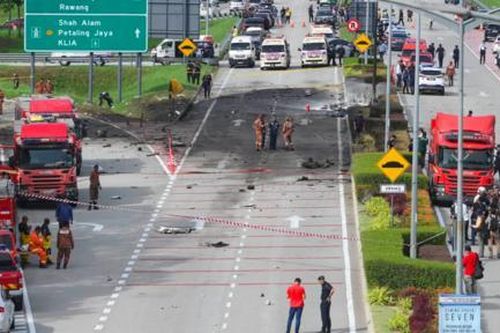 Ít nhất 10 người chết ở Malaysia sau khi máy bay lao xuống đường cao tốc