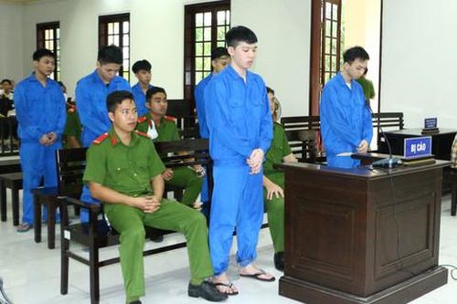 Nhóm côn đồ lãnh 62 năm tù vì dùng mã tấu chém người