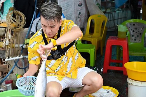 Đàm Vĩnh Hưng đi bán cá ngoài chợ để kiếm 500 nghìn đồng