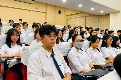 100 học sinh thuộc Trường Đại học Sư phạm Hà Nội tham gia lớp tìm hiểu về Đảng
