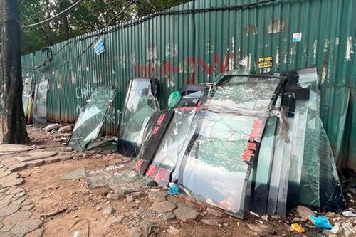 Vỉa hè tại cổng sau Bến xe Mỹ Đình nhếch nhác vì rác thải