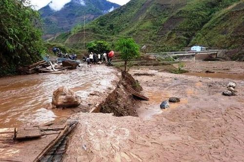 Mưa lớn dài ngày ở miền Bắc gây nguy cơ cao lũ quét, sạt lở đất