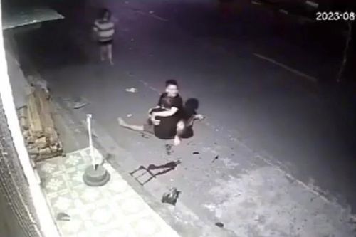 Ngồi hóng mát, người đàn ông bị xe ô tô đâm tử vong
