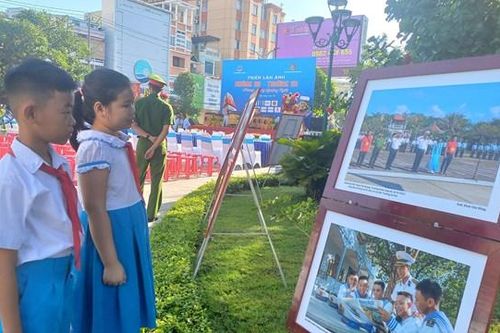 Triển lãm ảnh 'Hoàng Sa - Trường Sa trong lòng Quảng Ngãi'