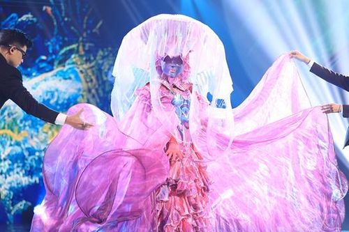 'Ca sĩ mặt nạ' tập 3: Sứa Thủy Tinh khiến Trấn Thành, Tóc Tiên ngỡ ngàng