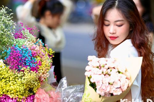 Giới trẻ Hà Nội rạng ngời check-in bên xe hoa trên phố