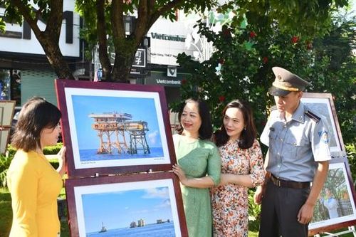 Lần đầu tiên tổ chức triển lãm ảnh về Hoàng Sa - Trường Sa