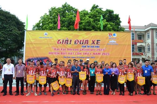 Đua xe ô-tô địa hình ở nơi con sông Hồng chảy vào đất Việt