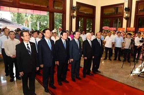 Chủ tịch nước Võ Văn Thưởng dâng hương, dâng hoa tưởng niệm Chủ tịch Tôn Đức Thắng