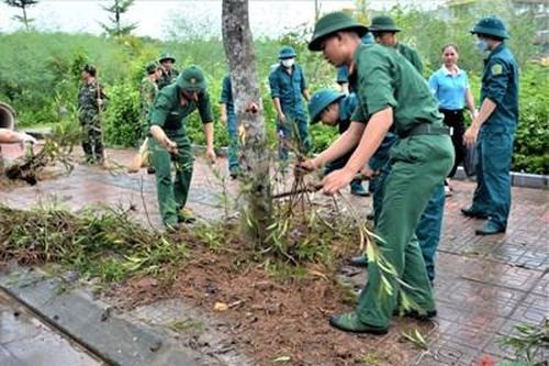 Ban CHQS quận Long Biên ra quân hưởng ứng 'Ngày thứ 7 xanh' bảo vệ môi trường