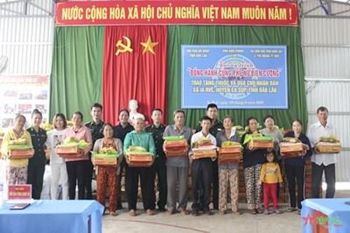 Bộ đội Biên phòng tỉnh Đắk Lắk trao thuốc và quà tặng nhân dân xã biên giới xã Ia R'vê (huyện Ea Súp)
