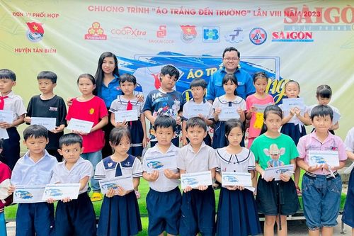 'Áo trắng đến trường' chăm lo học sinh vùng biên Tây Ninh
