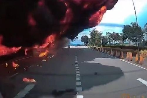 Chùm ảnh hiện trường máy bay phát nổ trên đường như cầu lửa