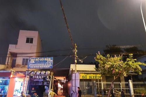 TP HCM: Xưởng sản xuất biển quảng cáo bất ngờ cháy trong đêm, thiêu rụi nhiều tài sản