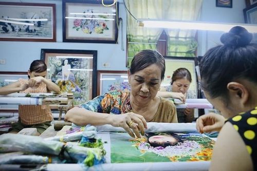 Nghệ nhân 'nặng lòng' với nghề thêu tranh thủ công truyền thống