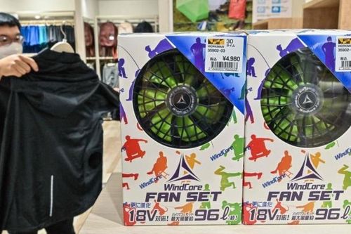 Người Nhật Bản mặc quần áo gắn quạt để chống chọi với nắng nóng kỷ lục