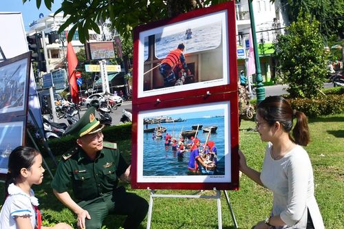Triển lãm ảnh 'Hoàng Sa - Trường Sa trong lòng Quảng Ngãi'