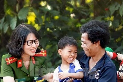 Những nữ chiến sĩ công an mang hơi ấm đến với trẻ mồ côi