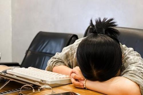 Hội chứng kiệt sức, chuyện người trong cuộc (Bài 2): Tìm tới thuốc… vượt oải mỗi ngày
