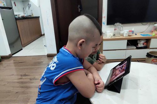 Bảo vệ trẻ em trên mạng: 'Không thể quản, quay ra cấm đoán là sai lầm'