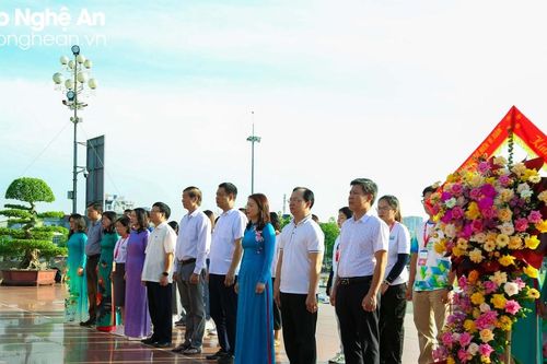Ban Tổ chức giải Marathon 'Về miền ví, giặm' Nghệ An năm 2023 dâng hoa tại Quảng trường Hồ Chí Minh