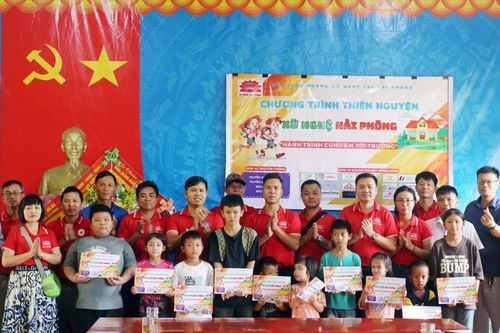 Hội đồng hương xứ Nghệ tại Hải Phòng tặng quà cho học sinh có hoàn cảnh khó khăn