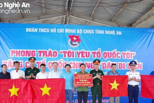 Bộ Chỉ huy Quân sự tỉnh tặng 800 lá cờ Tổ quốc cho ngư dân thị xã Cửa Lò