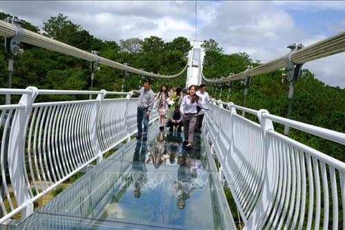 Cầu kính đầu tiên ở Tây Nguyên mở cửa đón khách