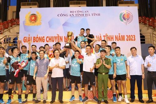 Khán giả kín sân cổ vũ giải bóng chuyền Công an Hà Tĩnh