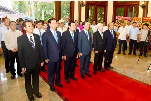 Chủ tịch nước Võ Văn Thưởng dâng hương tưởng nhớ cố Chủ tịch Tôn Đức Thắng